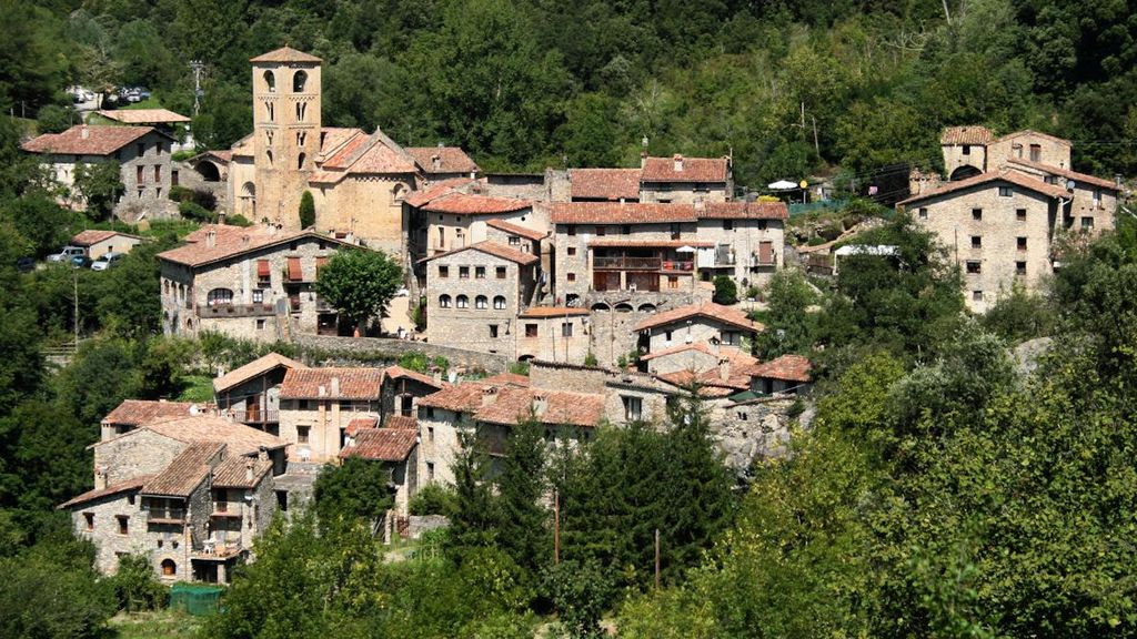 Beget. A la izquierda se puede ver su iglesia románica.