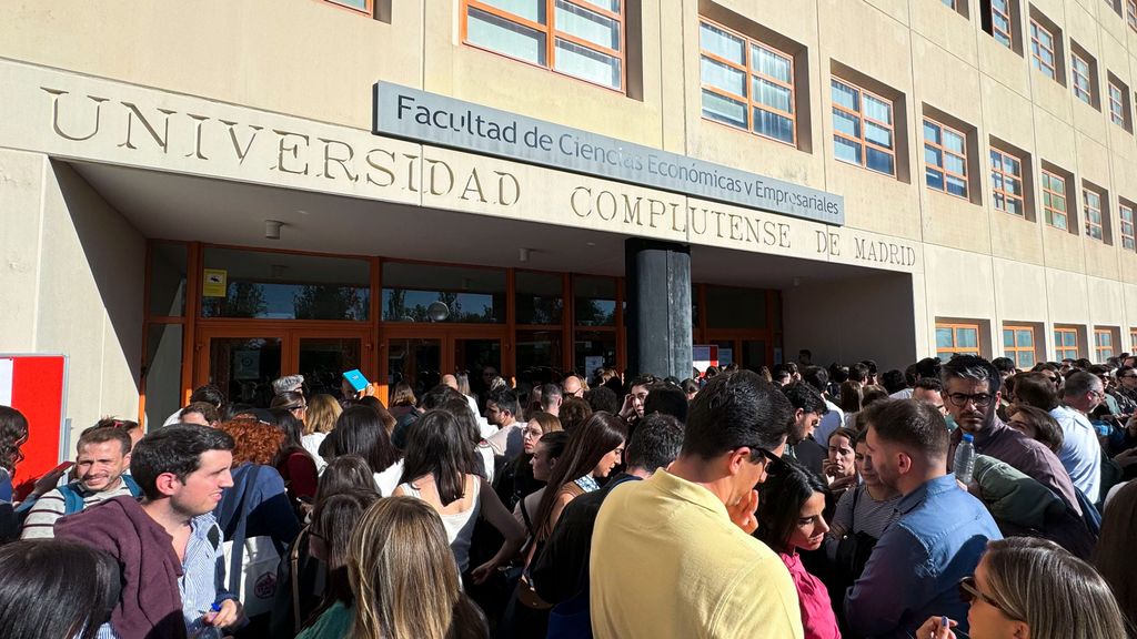 Centenares de aspirantes a personal fijo de RTVE en la Facultad de Ciencias Económicas de la Universidad Complutense de Madrid