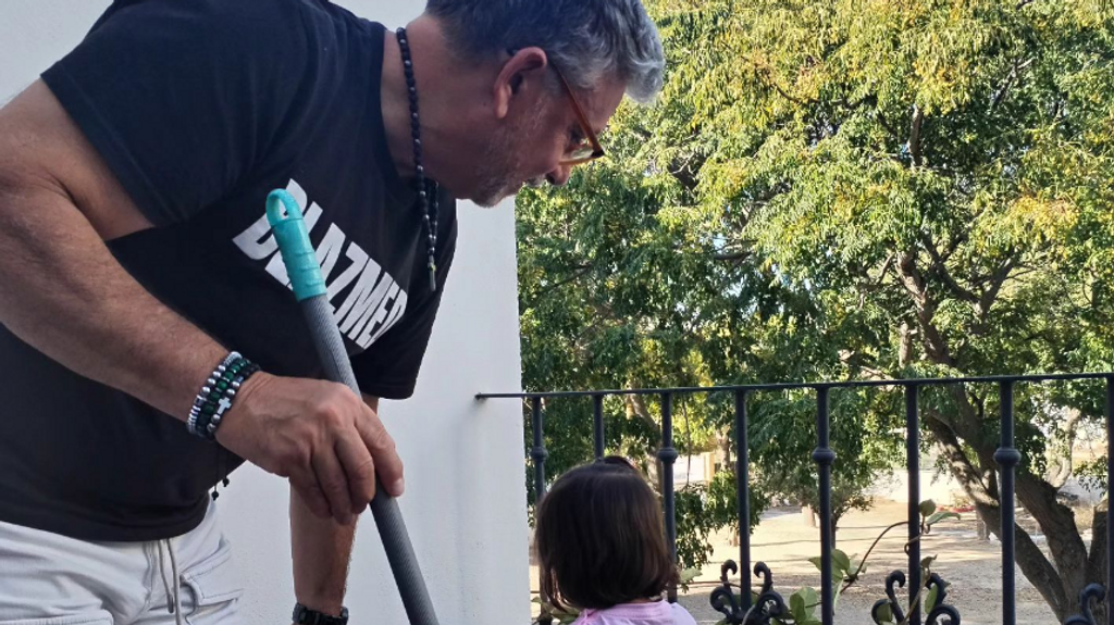 Así ha sido el reencuentro de Mía con su abuelo, el padre de Isaac Torres