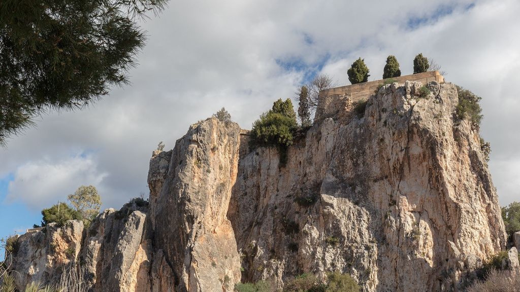 La impresionante pared de roca desde donde se avista el Castillo del Rey.