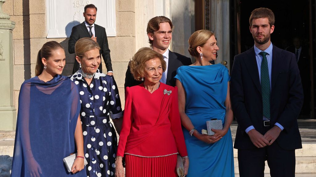 La reina emérita Sofía, las infantas Elena y Cristina y Juan, Miguel e Irene Urdangarin, en la boda de Teodora de Grecia.