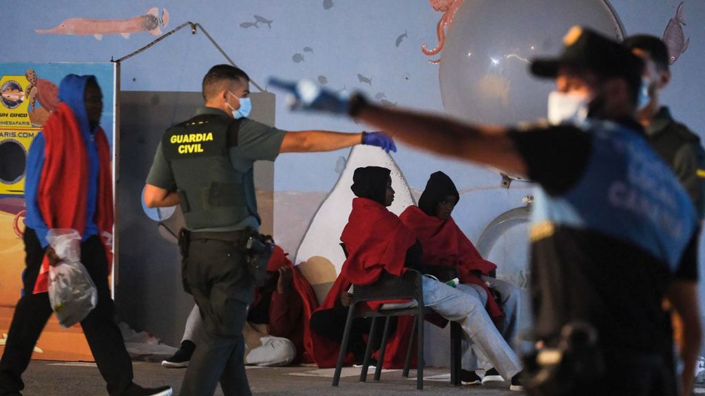 Un cayuco con 81 personas a bordo alcanza la costa sur de Tenerife y uno de ellos es evacuado al hospital