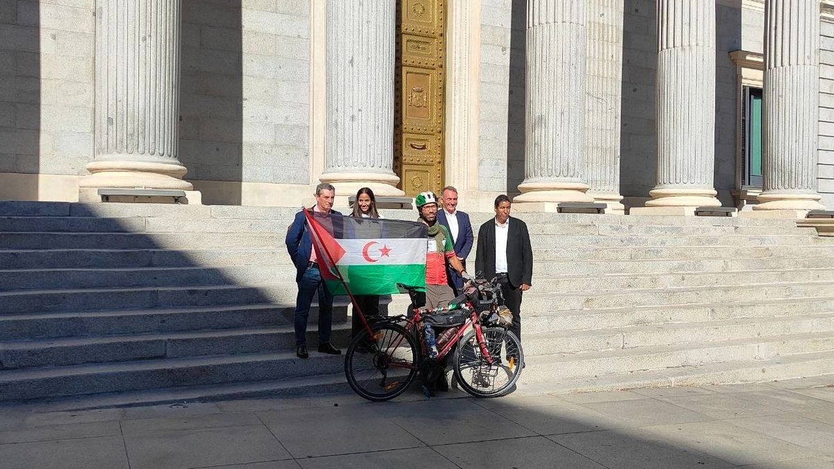 Los diputados de Sumar Tesh Sidi y Enrique Santiago reciben en el Congreso al activista sueco Benjamin Ladraa