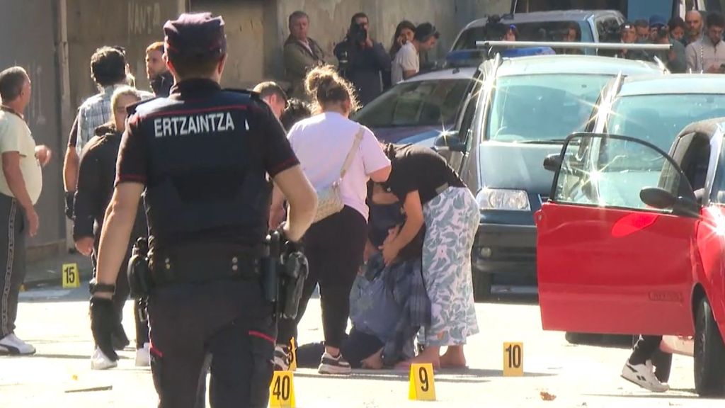 Los familiares del fallecido en el tiroteo de Barakaldo rompen el cordón policial y prometen venganza