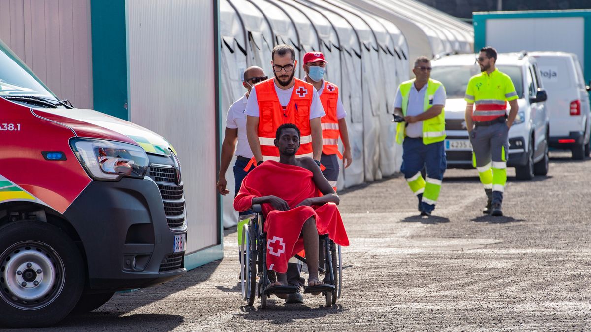 Los Servicios de Emergencias reciben a varios migrantes a su llegada al puerto de La Restinga, en El Hierro, Canarias