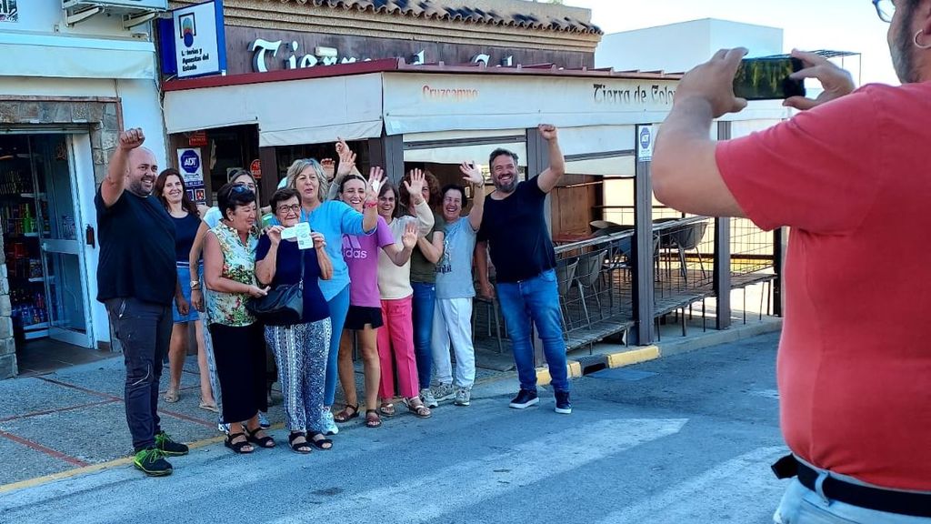 Momento de la celebración a las puertas del bar