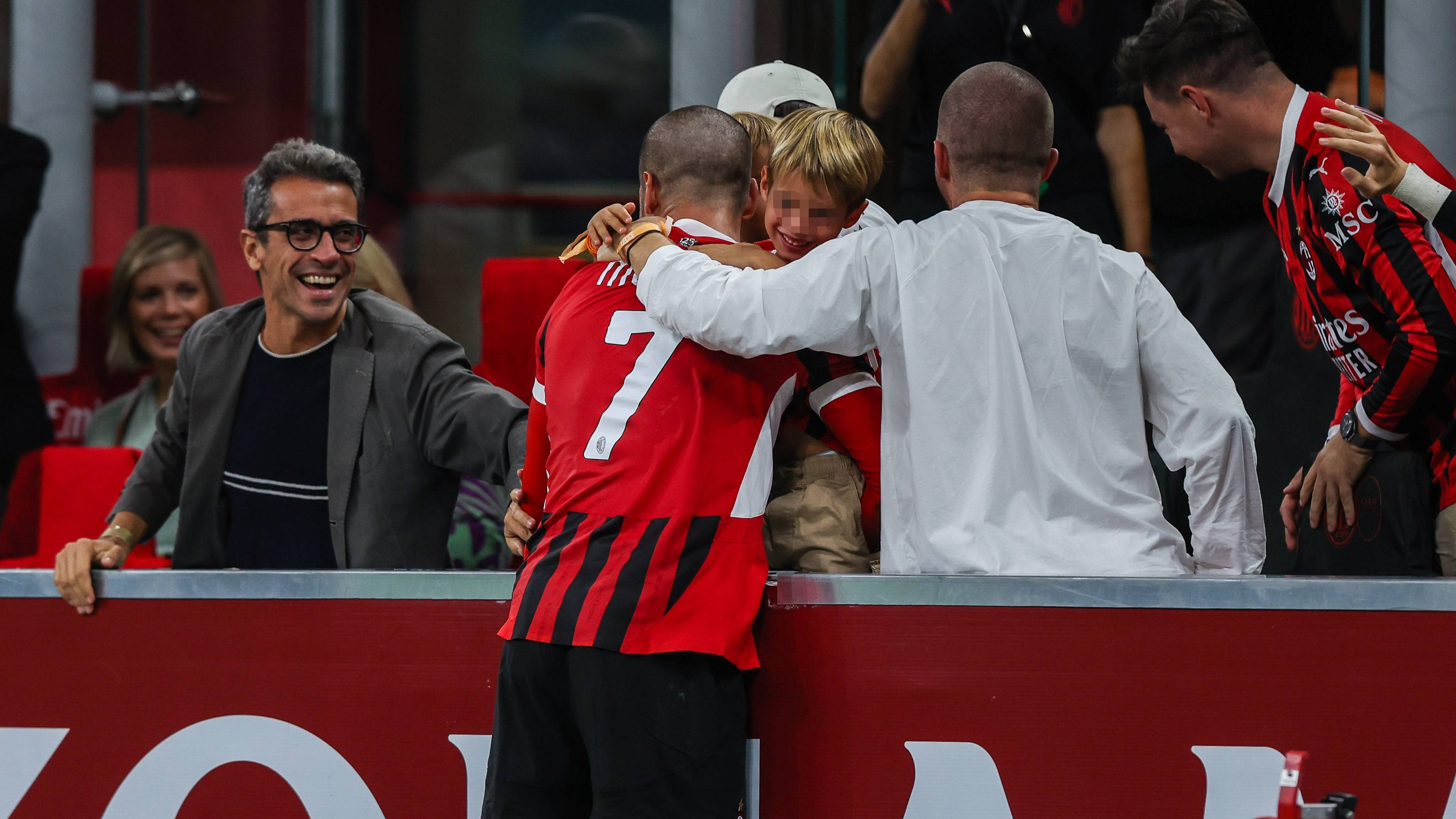 Morata, junto a sus hijos tras su triunfo con el AC Milan