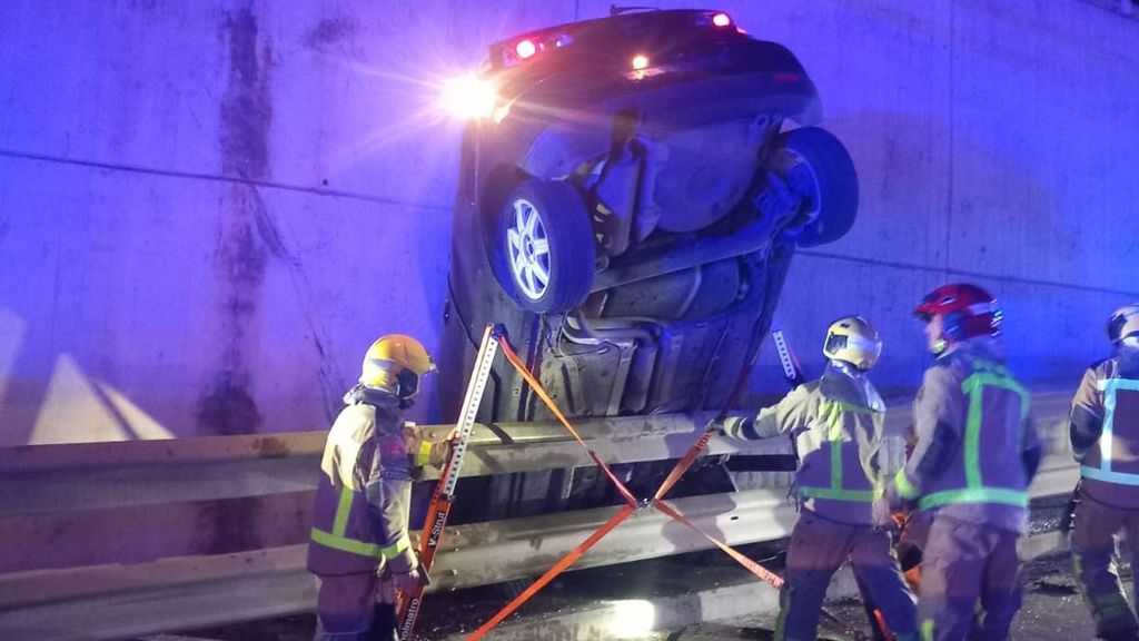 Muere el conductor de un turismo al salirse de la vía y caer desde cinco metros