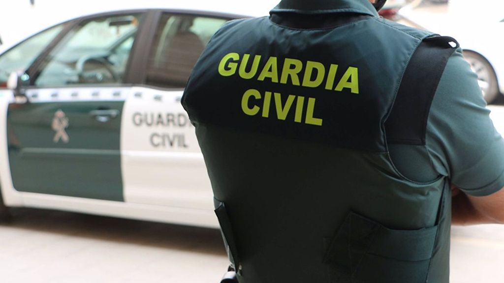 Un agente de la Guardia Civil