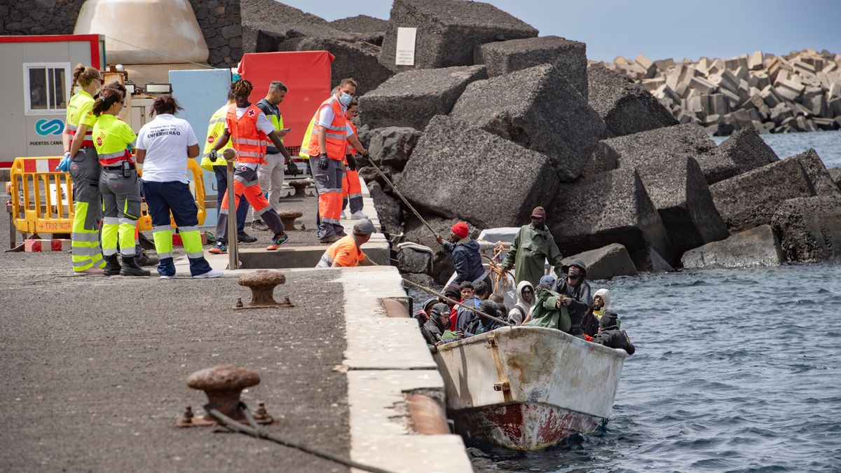 Un cayuco a su llegada al puerto de La Restinga, en El Hierro, Canarias