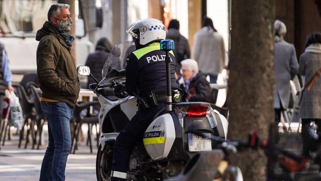 Un policía local de Vitoria habla con un ciudadano en una céntrica calle, cerca de la discoteca donde ocurrió la agresión