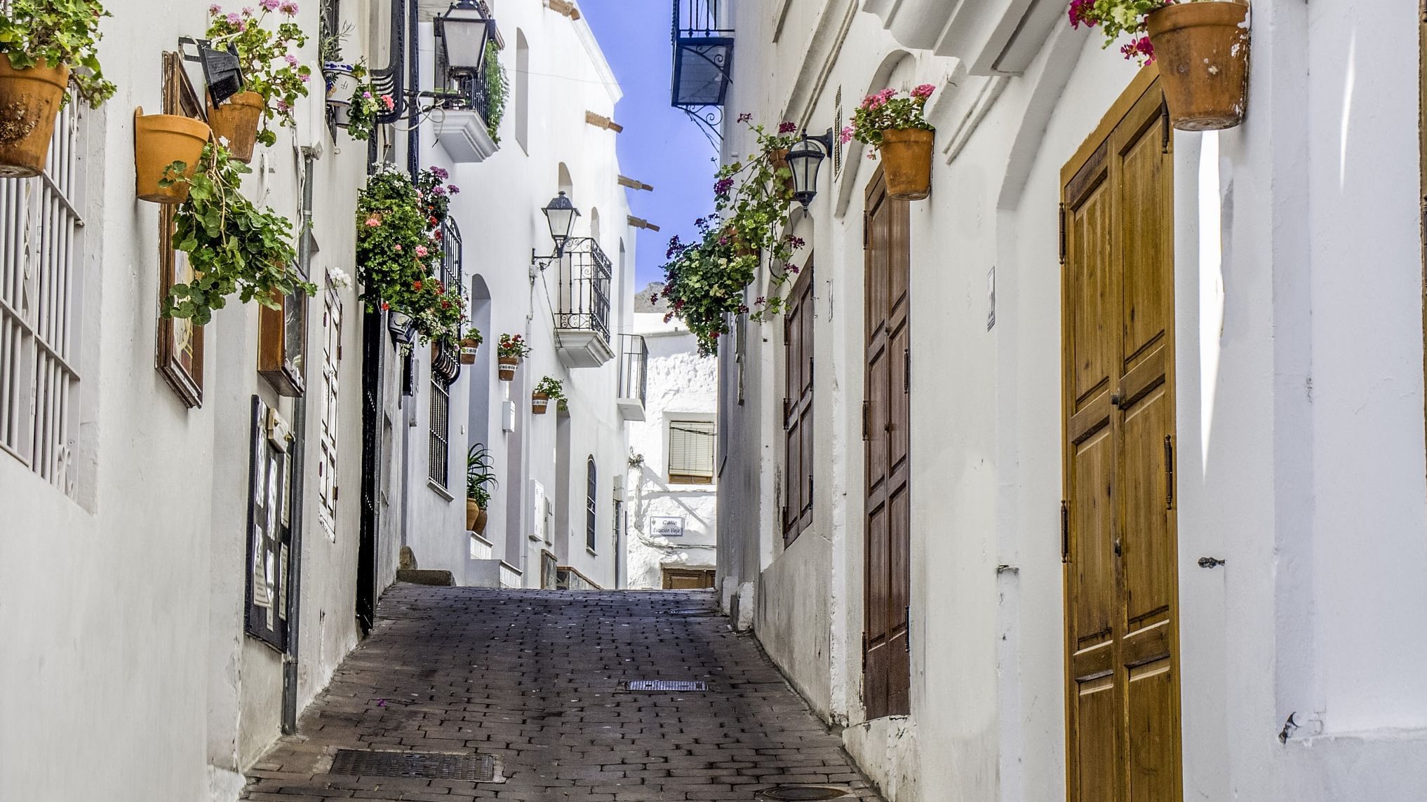 Una de las calles blancas de Mojácar.