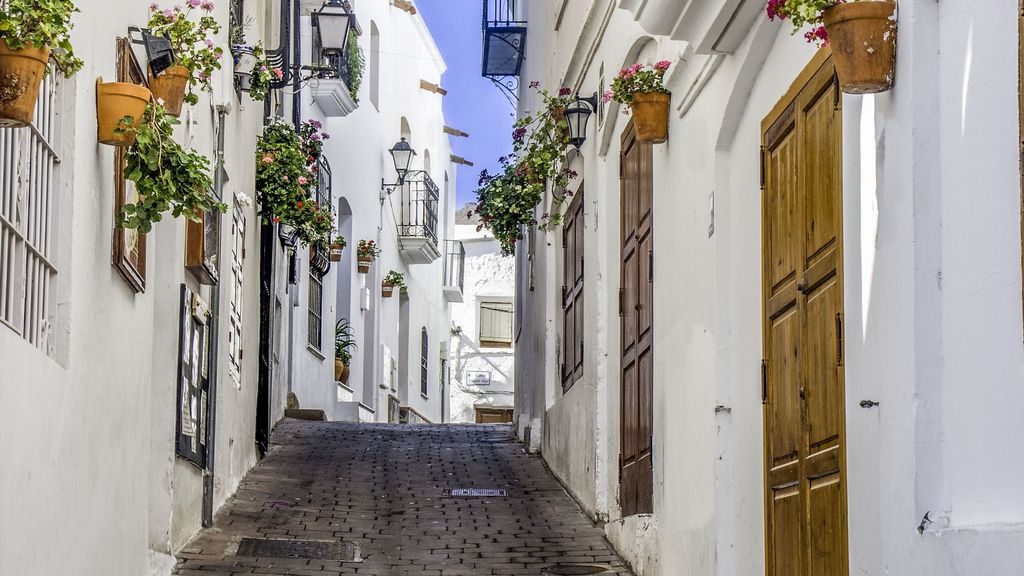 Una de las calles blancas de Mojácar.