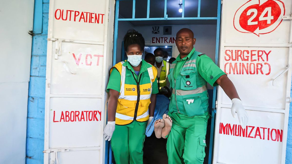 Archivo - Trabajadores del servicio de emergencias St. Johnís Ambulance en Kenia (archivo)