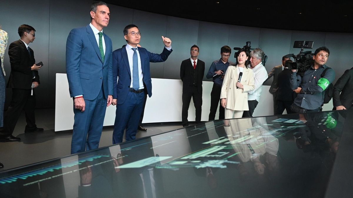 El presidente del Gobierno, Pedro Sánchez (d), y el CEO y fundador de Envision, Lei Zhang (i), durante su visita a la sede de Envision, a 10 de septiembre de 2024, en Shanghái (China).