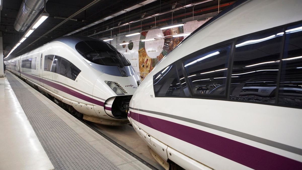 Archivo - Trenes AVE en una estación