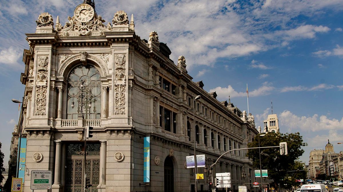 Archivo - Fachada del edificio del Banco de España situada en la confluencia del Paseo del Prado y la madrileña calle de Alcalá.