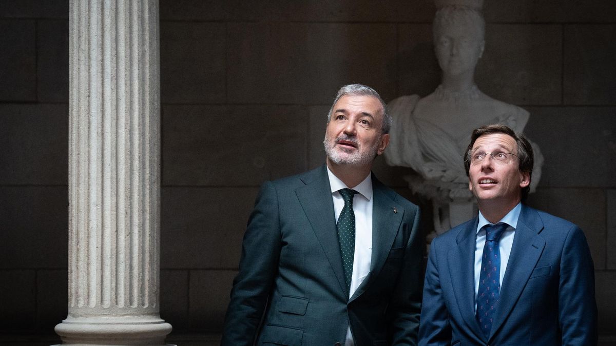 Archivo - El alcalde de Barcelona, Jaume Collboni (i) y el alcalde de Madrid, José Luis Martínez-Almeida (d), a su llegada a un encuentro en el Ayuntamiento de Barcelona, a 10 de julio de 2024 en Barcelona, Catalunya (España). EY y La Vanguardia organizan