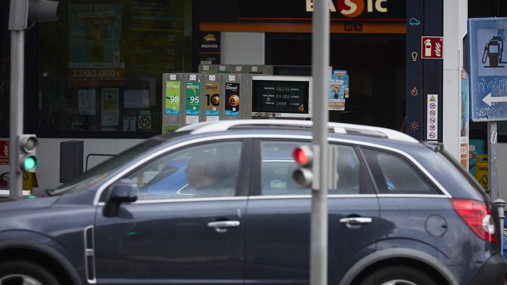 Una gasolinera, a 31 de agosto de 2024, en Madrid (España). El precio de los carburantes en España ha encadenado esta semana una nueva bajada de cara a la operación retorno de las vacaciones de verano y ha marcado un nuevo mínimo anual en el caso del diés