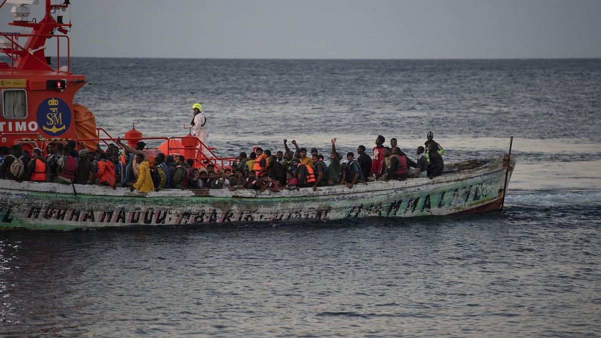 Salvamento Marítimo socorre a un cayuco a su llegada al puerto de La Restinga, a 31 de agosto de 2024, en El Hierro, Canarias (España). La Salvamar Adhara ha socorrido en la mañana de hoy a un cayuco que navegaba con 174 migrantes de origen tanto subsahar