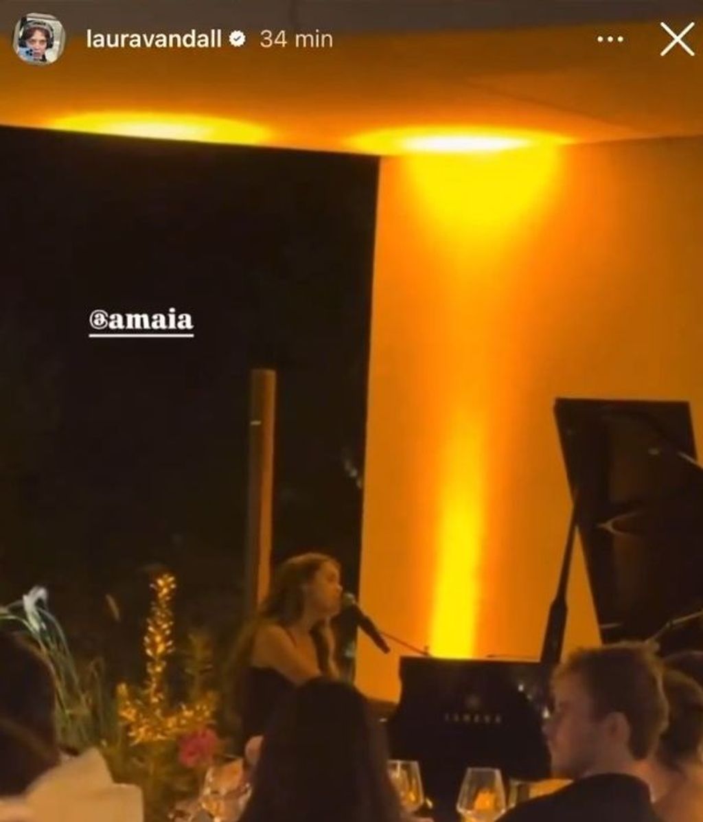 Amaia cantando en la fiesta de los Javis