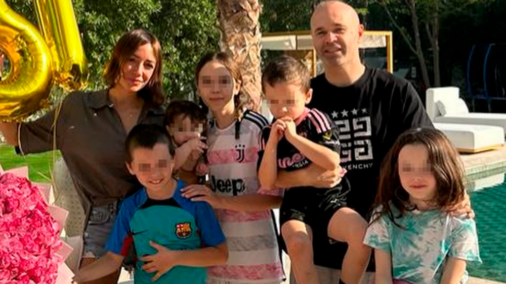 Así han crecido Valeria, Paolo Andrea, Siena, Romeo y Olympia, los cinco hijos de Andrés Iniesta y Anna Ortiz (Imagen de Instagram: @annaortiz34)