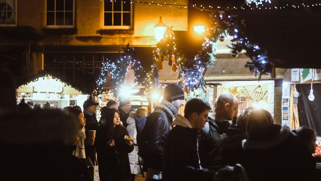 Compras en un mercadillo navideño