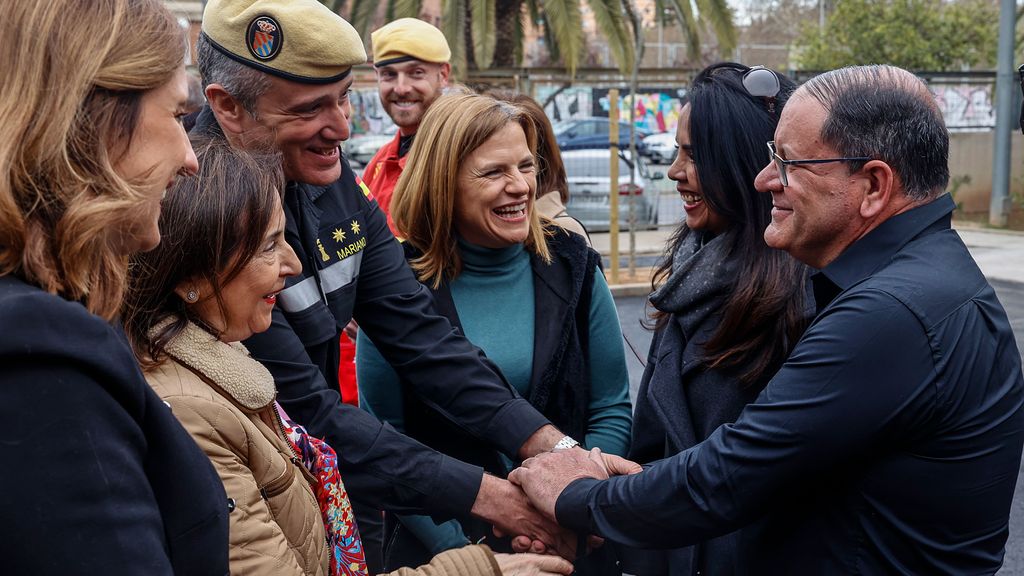 El conserje, Julian García junto a la ministra de defensa, Margarita Robes, María José Catalá, alcaldesa de Valencia y Pilar Bernabé, delegada de Gobierno en la Comunidad Valenciana en el Parque de Bomberos Norte de Valencia