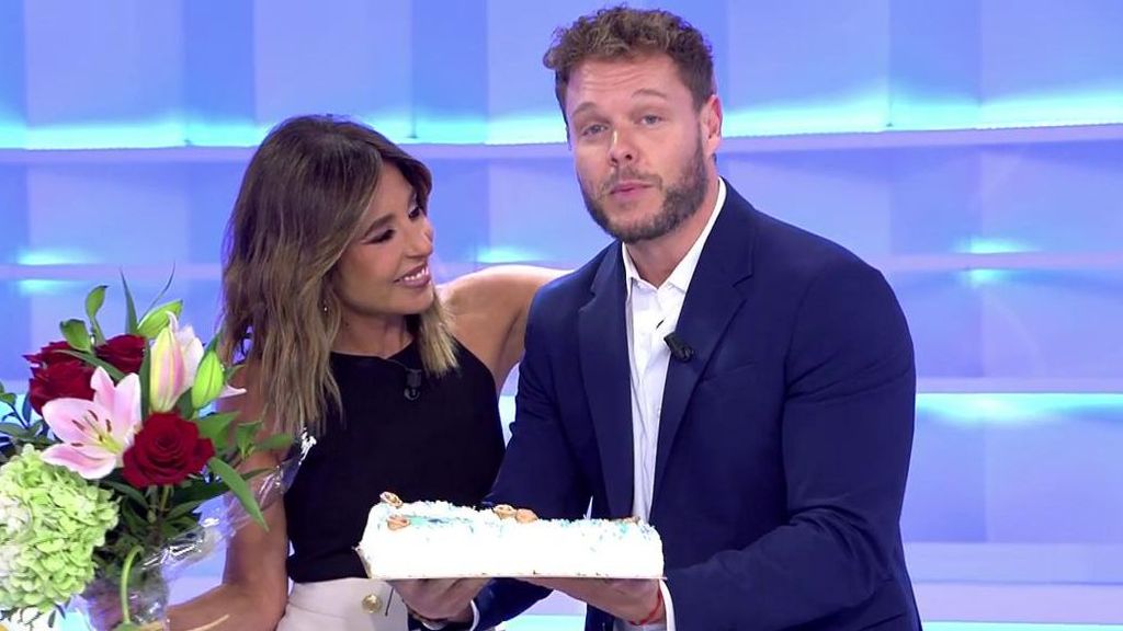 El equipo de 'La mirada crítica' sorprende a Ana Terradillos por su cumpleaños: "Gracias por hacerme brillar"