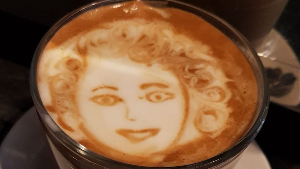 El retrato en café de una de las clientas de Vera Alexandra