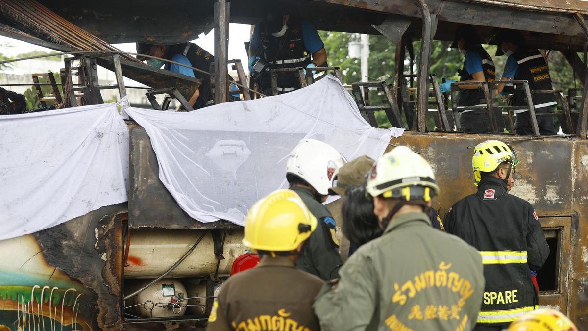 En el incendio del autobús han fallecido 16 estudiantes y 3 profesores, según las autoridades de Tailandia.