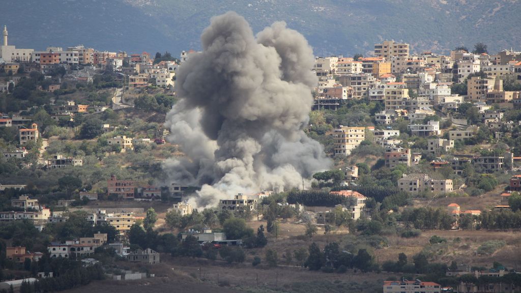 EuropaPress 6251309 khiam oct 2024    smoke rises following an israeli airstrike in the town of (1)