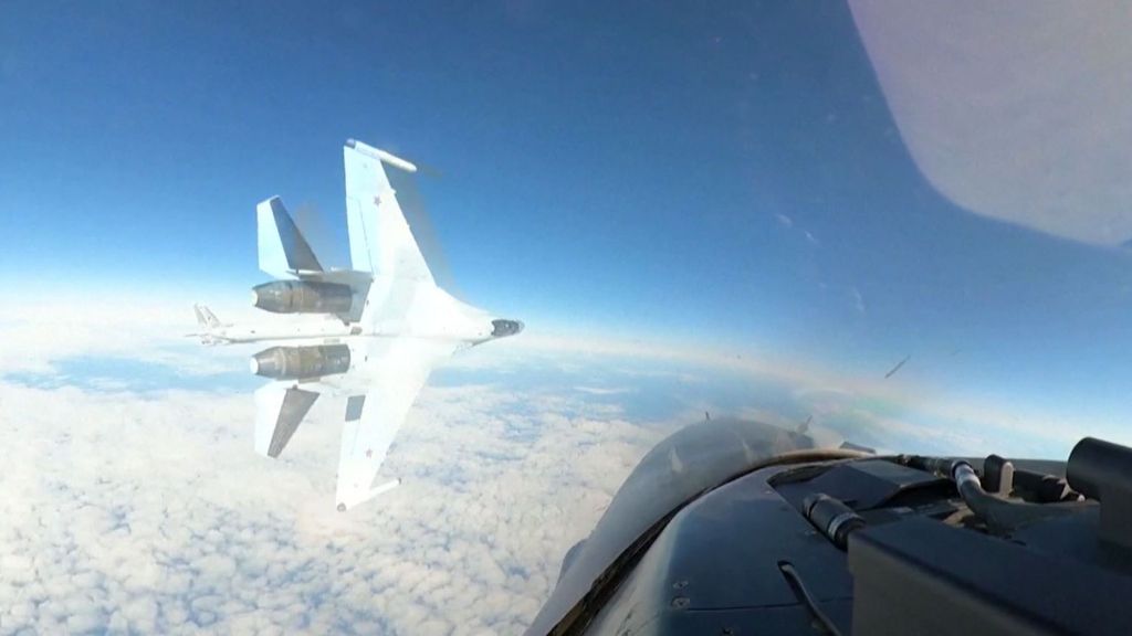 La arriesgada maniobra de un caza ruso en Alaska al pasar muy cerca de un avión militar de EEUU