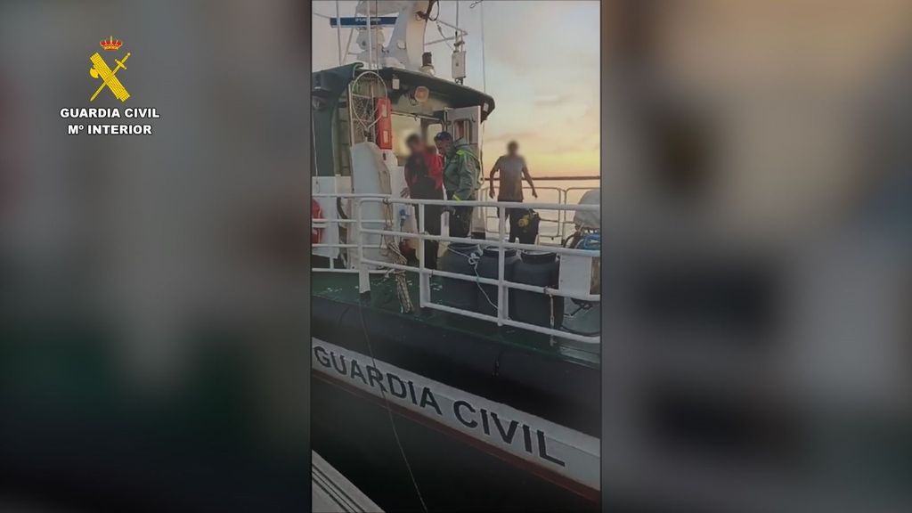 La Guardia Civil rescata a dos náufragos que han permanecido tres días a la deriva en alta mar