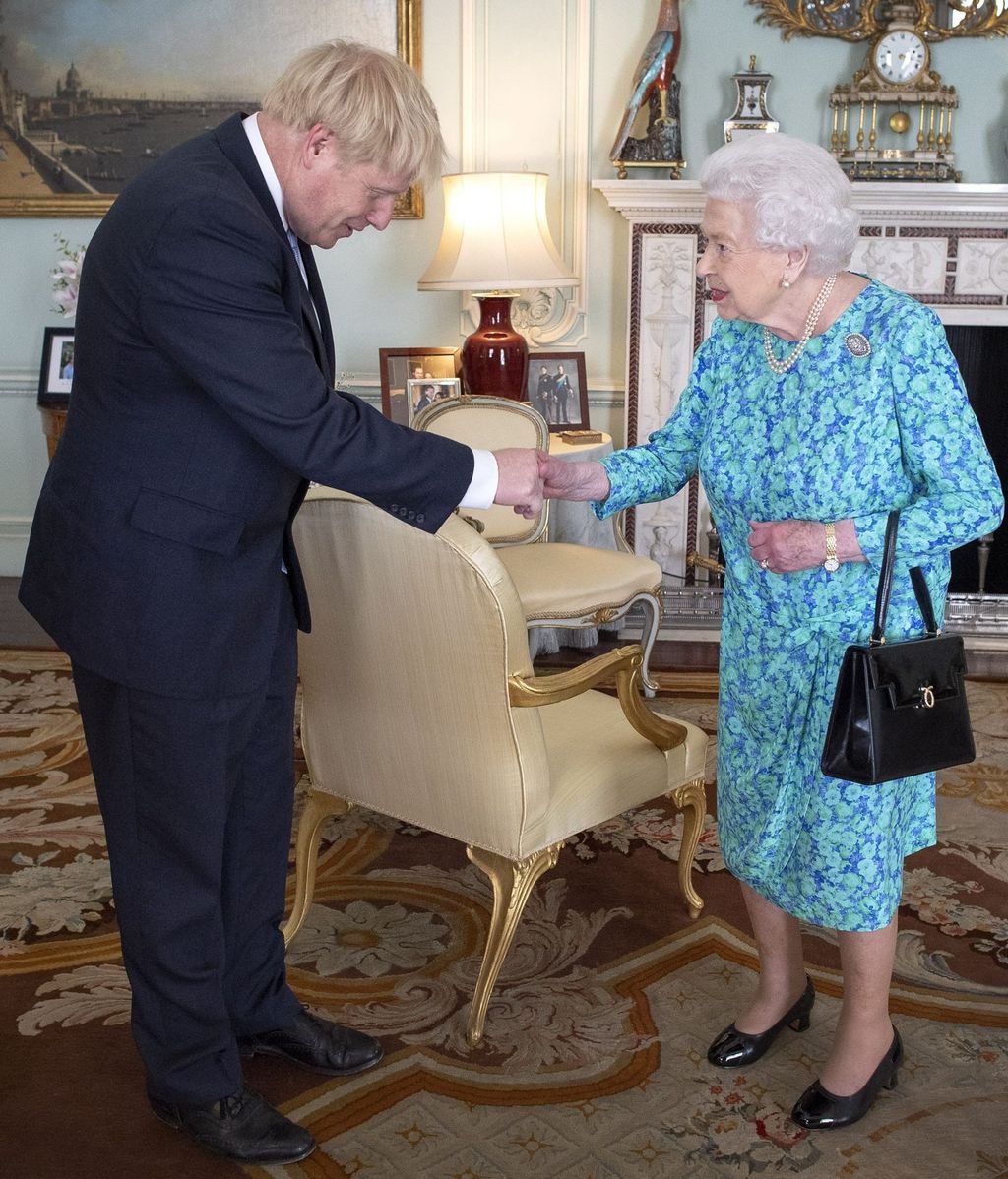 La reina Isabel II y Boris Johnson en una imagen de archivo.