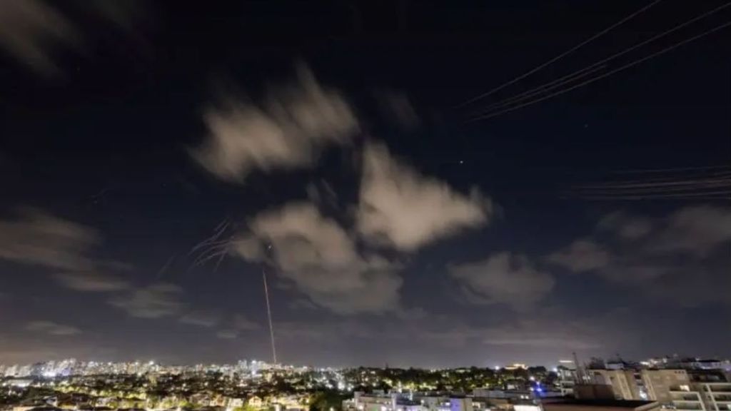 Las marcas en el cielo de los misiles enviados por Irán.