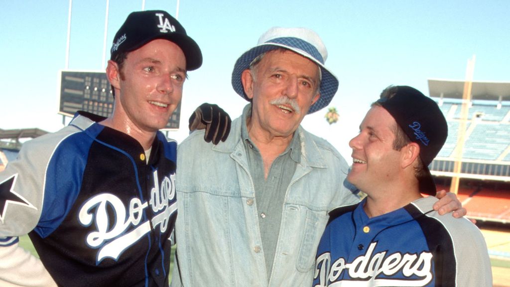 Sean Astin junto a su padre, el actor John Astin y su hermano Mckenzie Astin.