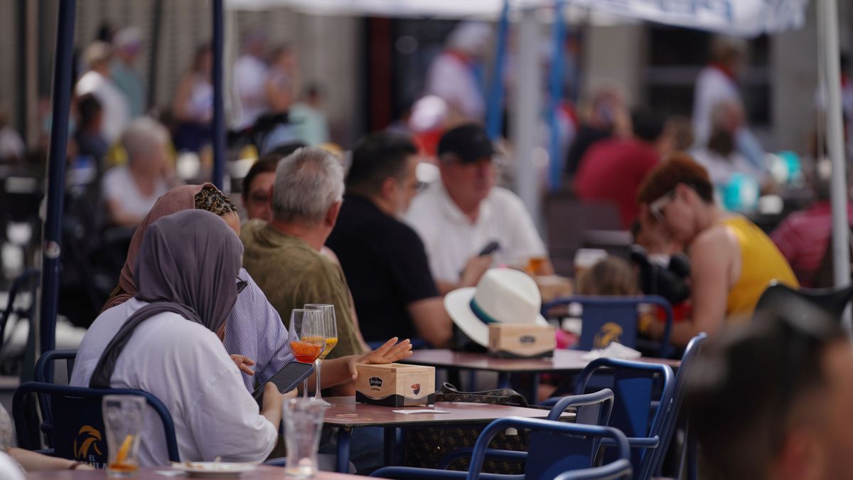 Varias personas en la terraza de un bar, en Vitoria