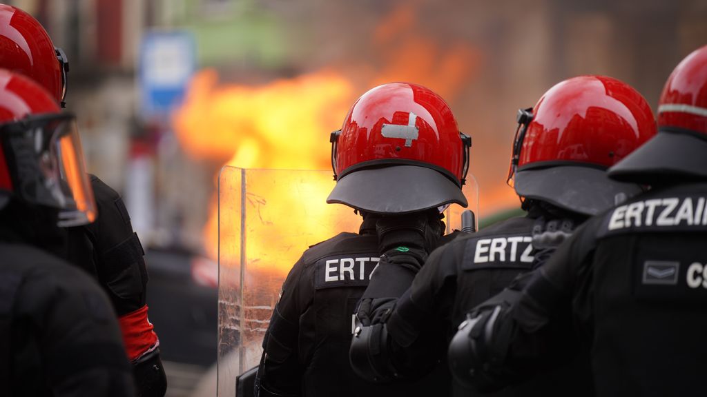 Varios agentes de la Ertzaintza durante unos altercados en la calle