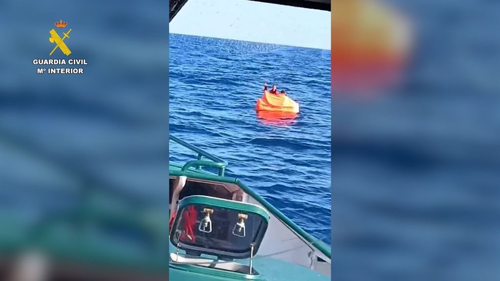 La Guardia Civil rescata a dos náufragos que han permanecido tres días a la deriva en alta mar