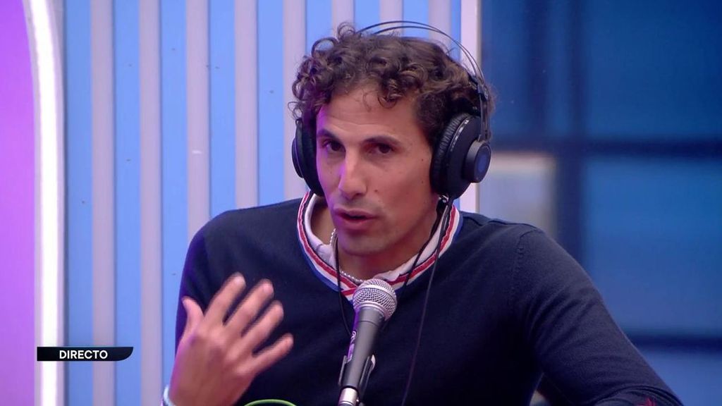 Óscar responde a las preguntas de Ruvens en la radio en directo