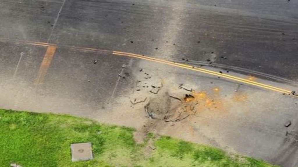 Agujero que dejó la explosión de la bomba de la Segunda Guerra Mundial en el aeropuerto de Miyazaki, en Japón.