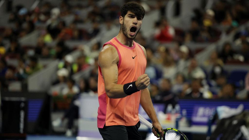 Carlos Alcaraz, campeón del torneo de Pekín tras remontar y vencer a Jannik Sinner