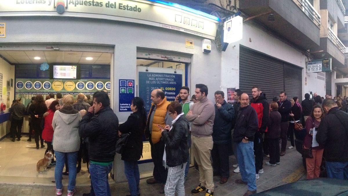 Colas a la puerta de la administración de Loteria Manises