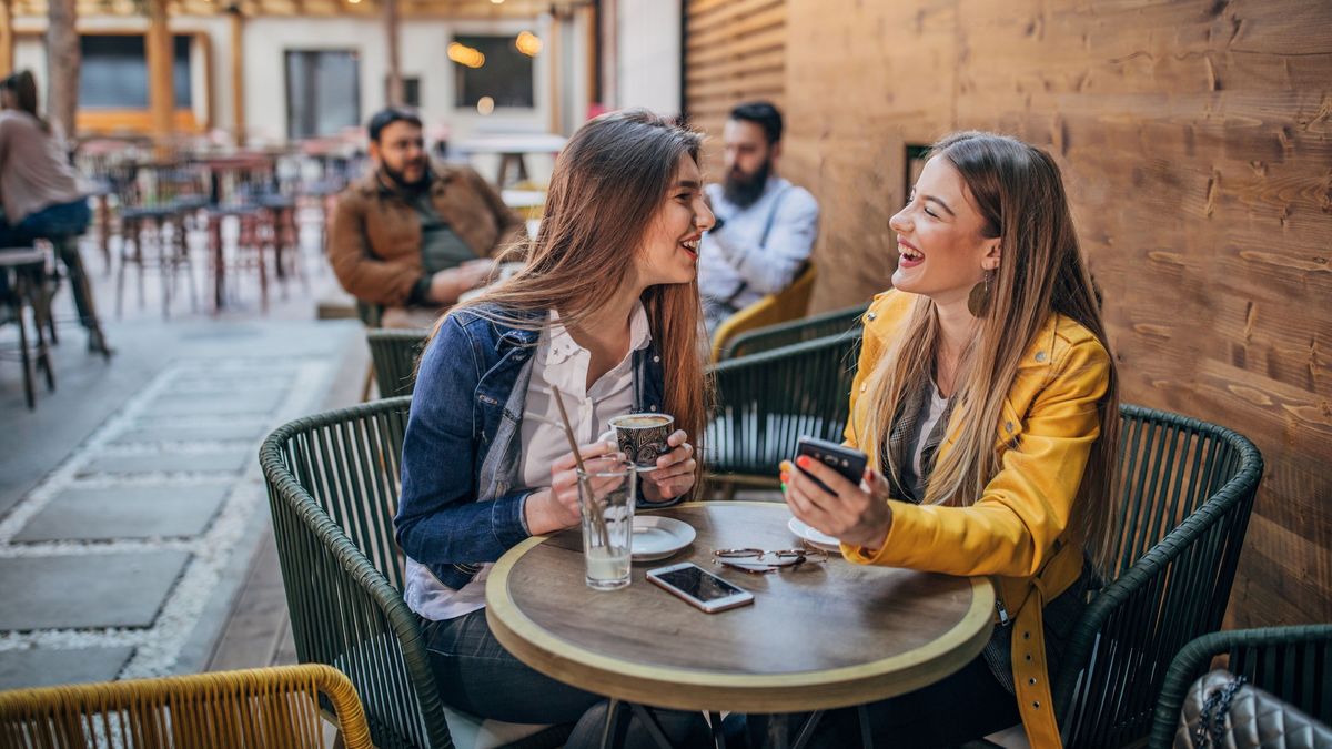 Descubre los precios del café con leche en cada lugar de España.