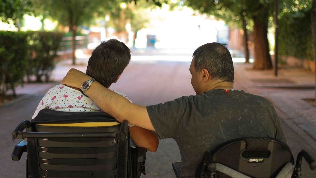 Dos personas con parálisis cerebral en un parque