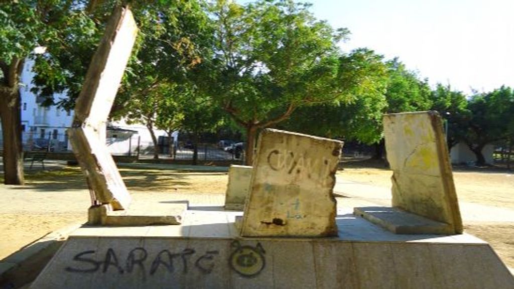 El Parque de la Libertad, en Utrera, con las supuestas piezas del Muro de Berlín