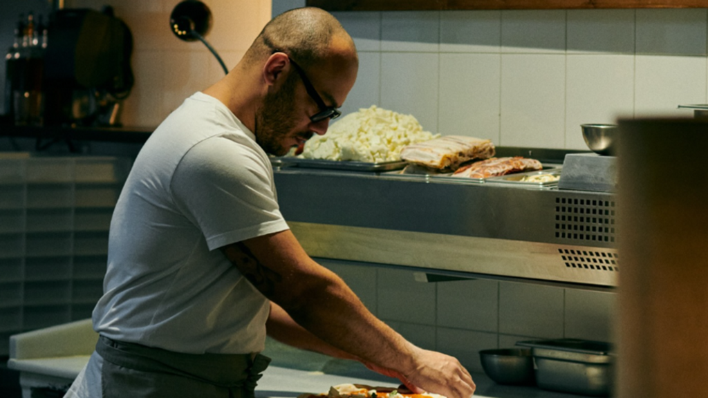 El pizzero brasileño Rafa Panatieri preparando una pizza