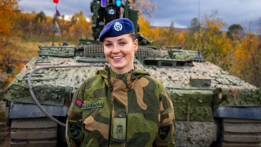 La princesa Ingrid de Noruega en su formación militar.