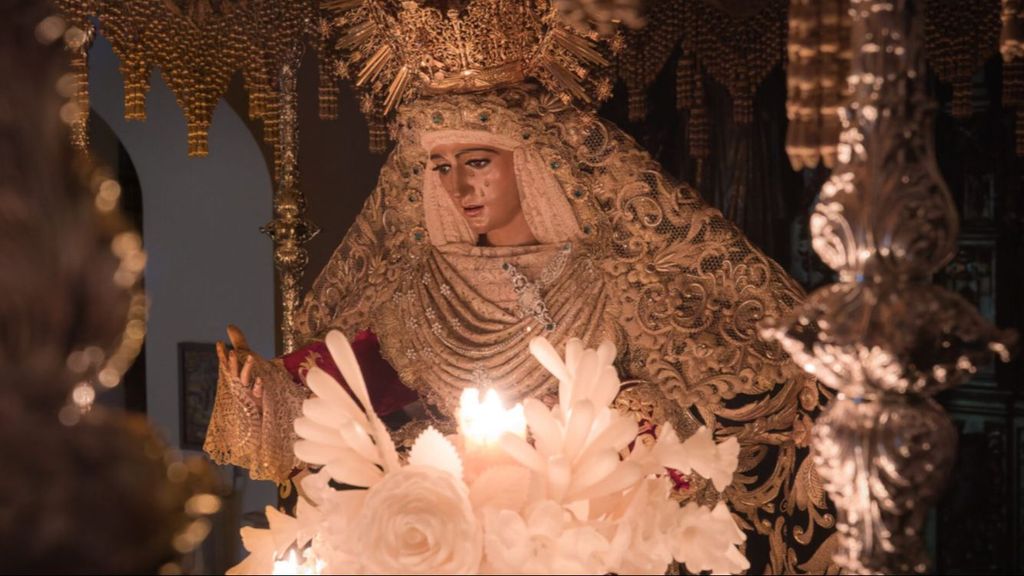 La Virgen de la Esperanza de Triana en su paso